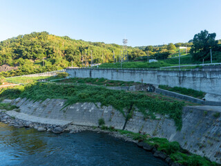 Fototapeta premium 大阪府柏原市の亀の瀬地滑り地区と大和川
