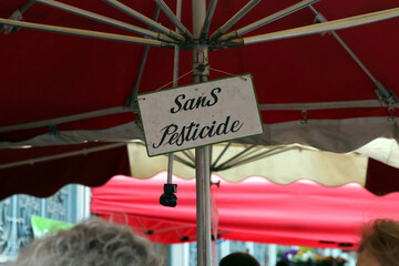 sans pesticide - schild an einem französischen marktstand