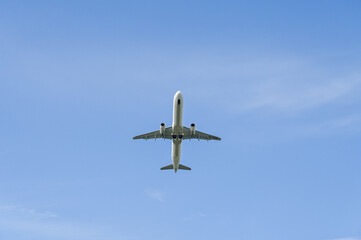 空港を離陸する飛行機