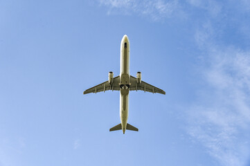 空港を離陸する飛行機