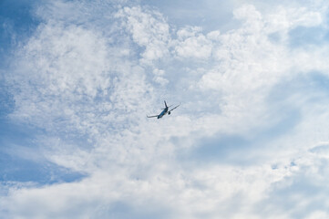 空港を離陸する飛行機