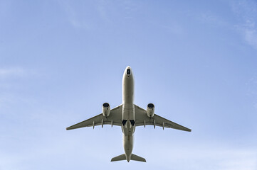 空港を離陸する飛行機