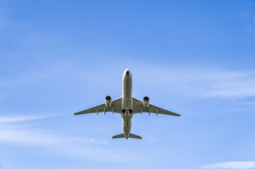 空港を離陸する飛行機