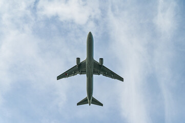 空港を離陸する飛行機