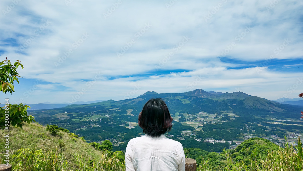 Aufkleber 展望台から大自然の風景を眺める女性