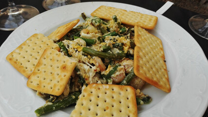 scrambled eggs with shrimps and beans