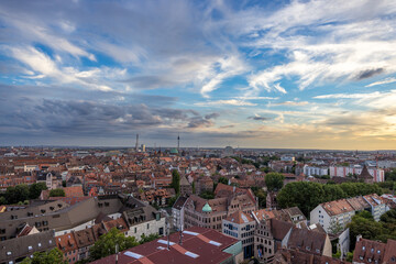 Luftaufnahme der Nürnberger Altstadt von einem erhöhten Standpunkt. Die Dächer der historischen Gebäude erstrecken sich weit bis zum Horizont.