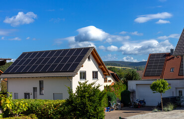 Panele fotowoltaiczne. Ekologiczne Domy z Nowoczesnymi Panelami Słonecznymi na Dachu – Efektywne Rozwiązania Energetyczne dla Zrównoważonej Przyszłości