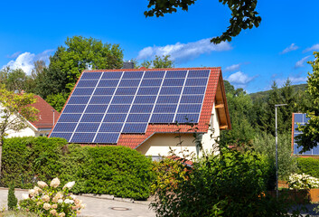 Ekologiczne Domy z Nowoczesnymi Panelami Słonecznymi na Dachu – Efektywne Rozwiązania Energetyczne dla Zrównoważonej Przyszłości