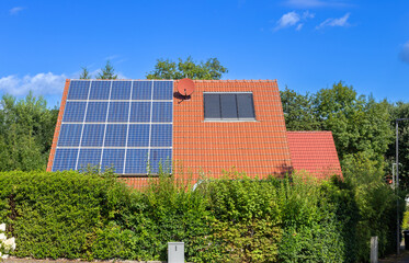Ekologiczne Domy z Nowoczesnymi Panelami Słonecznymi na Dachu – Efektywne Rozwiązania Energetyczne dla Zrównoważonej Przyszłości