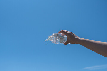 ペットボトルからあふれる水