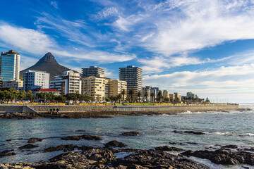 Obraz premium city skyline of cape town at the beach of the indian ocean