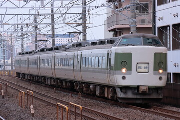 高架線を高速で駆け抜ける189系電車_2010/5/30撮影