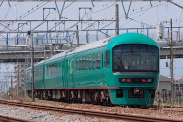 Obraz premium 東海道貨物線を走行する485系ジョイフルトレイン「やまなみ」_2010/4/11撮影