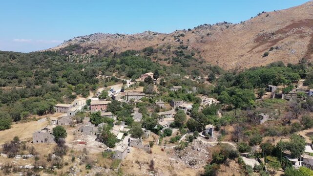 Flug &uuml;ber das verlassene Dorf Old Perithia auf der Insel Korfu