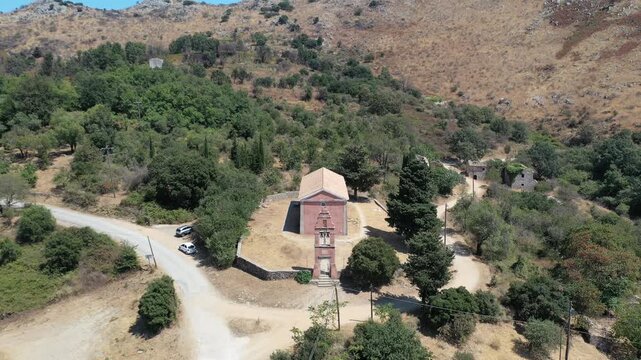 Flug &uuml;ber das verlassene Dorf Old Perithia auf der Insel Korfu