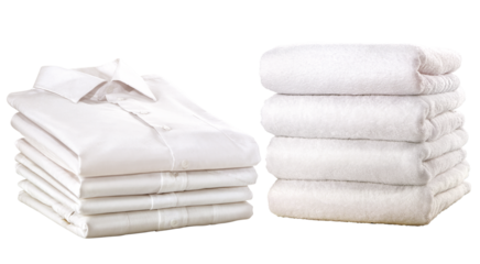 pilha de camisas brancas e conjunto de toalhas brancas isolado em fundo transparente