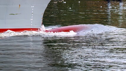 Bugnase  / Wulstbug eines Schiffs bei fahrt; Bordwand mit Tiefgangsmarken
