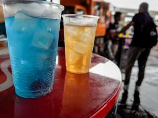 屋外で飲むカクテルドリンク