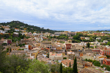 Naklejka premium Vista desde el Castell de Begur hasta el casco antiguo de Begur en Cataluña, Costa Brava, Girona, Cataluña, España