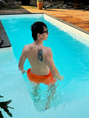 homem aptid&atilde;o corpo fitness area de lazer em piscina viagem de  f&eacute;rias de ver&atilde;o 