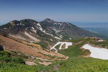 Fototapeta premium 上ホロカメットク山への登山道からの残雪の富良野岳 ６月の北海道