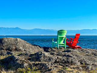 Typische Holzst&uuml;hle auf einem Felsen in Victoria, Vancouver Island