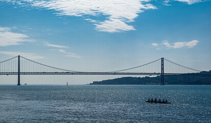 Fototapeta premium Belem, il sobborgo di Lisbona adagiato sul fiume Tago, famoso per i suoi monumenti come la cinquecentesca Torre di Belém , il Monumento alle Scoperte, a forma di vela ed il Monastero dos Jerónimos