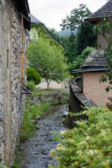 Ruelle et cours d'eau dans petit village de montagne