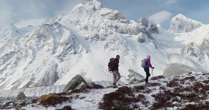 couple explore himlayan mountains