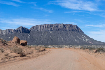 Ruta al lado de montañas.