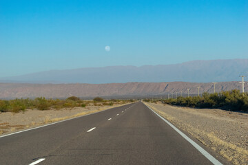 Ruta con montañas y luna