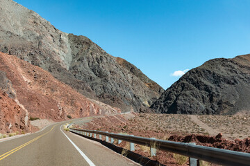 Ruta al lado de montañas rojizas.