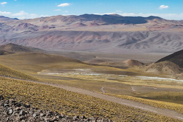 Montañas al lado de la ruta. Sendero entre montañas.
