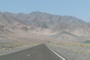 Paisaje desertico de montaña, al lado de la ruta.