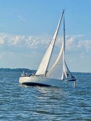 Naklejka premium Sailboat on the river