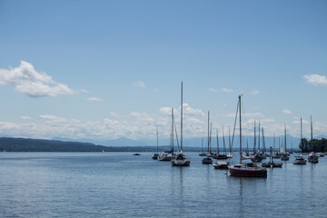 Fototapeta premium Blick über den Ammersee auf die Alpen