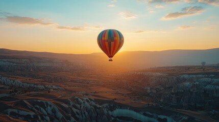 Obraz premium Hot Air Balloon Soaring Over Cappadocia