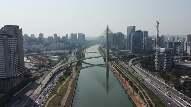 Vis&atilde;o a&eacute;rea centro cidade de s&atilde;o paulo ponte viaduto estaiada rio pinheiros drone video 4k dia de sol 2024