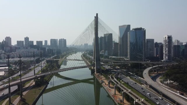 Ponte estaiada em S&atilde;o Paulo Brasil. Suspens&atilde;o da ponte. Fundos do c&eacute;u da cidade urbanos. Fundos ao ar livre da cidade no centro da cidade acima. Marco urbano da cidade. S&atilde;o Paulo Brasil.