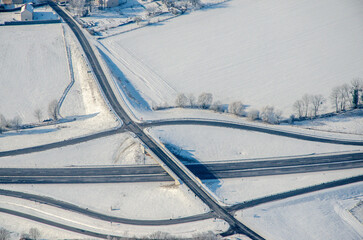 vue a&eacute;rienne d'une intersection de la campagne fran&ccedil;aise sous la neige