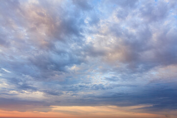 Obraz premium Evening sky with pink clouds, sunset and transition to regime time 
