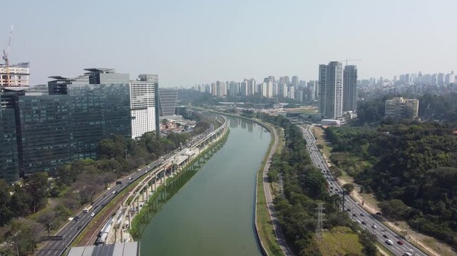 Rio tiet&ecirc; marginal pinheiros dia de sol na cidade de s&atilde;o paulo sp brasil
