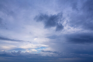 Obraz premium Evening sky with pink clouds, sunset and transition to regime time 