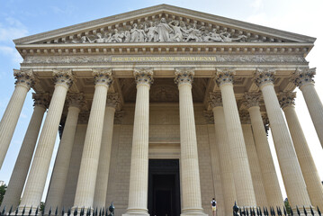 Colonnade de la fa&ccedil;ade de l'&eacute;glise de la Madeleine &agrave; Paris. France