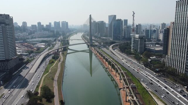 Marginal Pinheiros e a Avenida Jornalista Roberto Marinho Ponte Estaiada de S&atilde;o Paulo - Ponte Oct&aacute;vio Frias de Oliveira (Ponte Estaiada) panorama do Rio Pinheiros