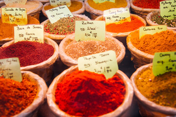 des épices sur un étal de marché. Des récipients d'épices orientales et asiatiques. Curry, cumin, poivre et piments. Nourriture épicée
