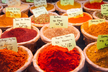 des épices sur un étal de marché. Des récipients d'épices orientales et asiatiques. Curry, cumin, poivre et piments. Nourriture épicée