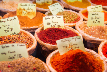 des épices sur un étal de marché. Des récipients d'épices orientales et asiatiques. Curry, cumin, poivre et piments. Nourriture épicée