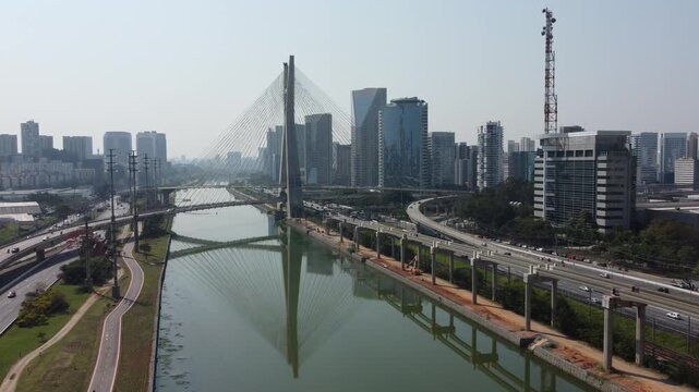 Vis&atilde;o a&eacute;rea ponte estaiada, cidade de s&atilde;o paulo, brasil